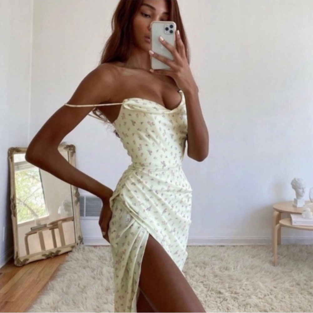 House of CB yellow dress in beautiful,excellent condition.🌹